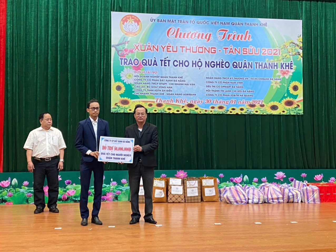 VNSC TRAO 300 SUẤT QUÀ CHO NGƯỜI DÂN ĐÀ NẴNG, QUẢNG NGÃI DỊP TẾT NGUYÊN ĐÁN 2021 - Viet Nam Smart City