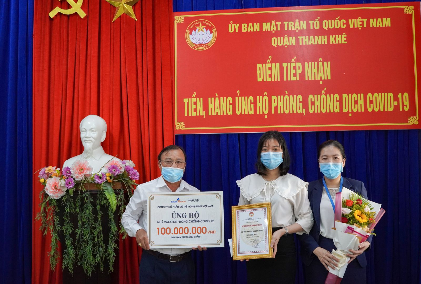 VNSC TRAO TẶNG 100 TRIỆU ĐỒNG CHO QŨY VACCINE COVID-19 QUẬN THANH KHÊ, ĐÀ NẴNG - Viet Nam Smart City