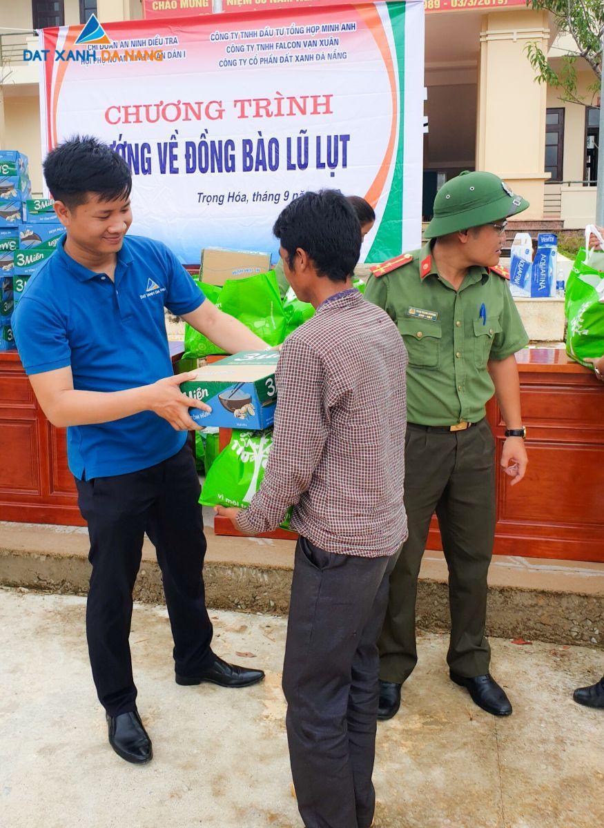 TẶNG 100 PHẦN QUÀ HỖ TRỢ ĐỒNG BÀO LŨ LỤT TẠI QUẢNG BÌNH - Viet Nam Smart City