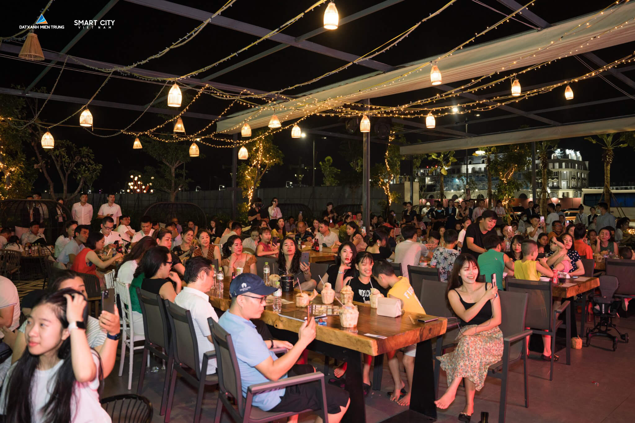 Hàng nghìn người đổ về tổ hợp giải trí Regal Legend mỗi cuối tuần - Viet Nam Smart City