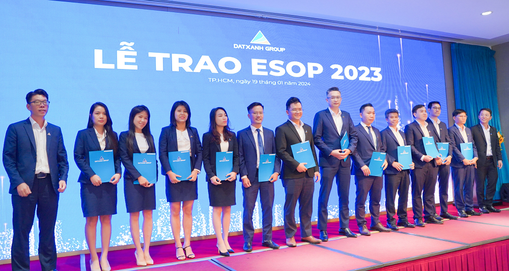 Tập đoàn Đất Xanh được vinh danh Top 100 Nhà tuyển dụng được yêu thích nhất năm 2023 - Viet Nam Smart City